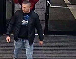 zdjęcie kolorowe: mężczyzna podejrzewany o zniszczenie okna