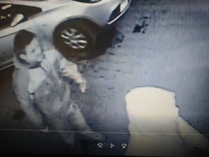 zdjęcie czarno białe: wizerunek mężczyzn podejrzewanych o zniszczenie drzwi