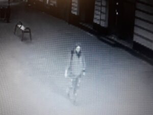 zdjęcie czarnobiałe: wizerunek mężczyzny podejrzewanego o zniszczenie mienia w kościele