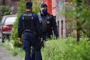 zdjęcie kolorowe: katowiccy policjanci na miejscu zdarzenia
