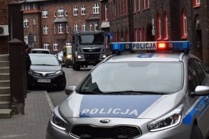 zdjęcie kolorowe: katowiccy policjanci na miejscu zdarzenia w dzielnicy Nikiszowiec