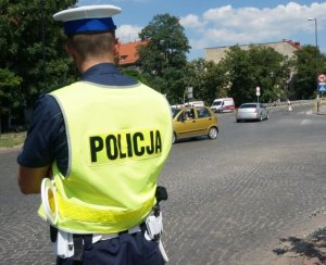 zdjęcie kolorowe: policjant drogówki podczas policyjnych działań