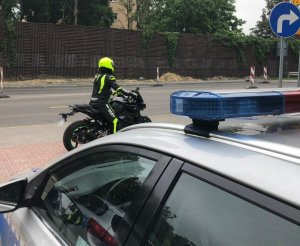 zdjęcie kolorowe: policjanci katowickiej drogówki podczas kontroli drogowej motocyklistów