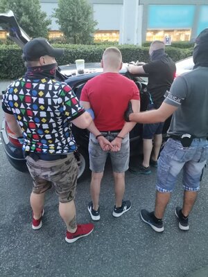 zdjęcie kolorowe: podejrzany o posiadanie narkotyków zatrzymani po policyjnym pościgu przez katowickich wywiadowców