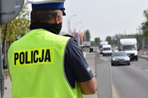 zdjęcie kolorowe: policjant katowickiej drogówki podczas działań "Prędkość"