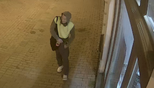 zdjęcie kolorowe: mężczyzna podejrzewany o włamanie do kawiarni i kradzież gotówki