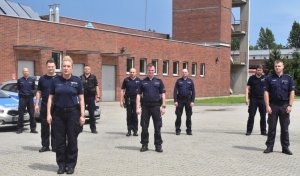 zdjęcie kolorowe: policjanci z Komisariatu v Policji w Katowicach podczas akcji #GaszynChallenge