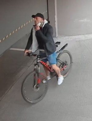 zdjęcie kolorowe: mężczyzna podejrzewany o kradzież roweru