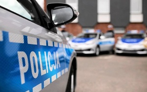 zdjęcie kolorowe: policyjny radiowóz