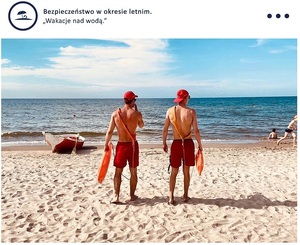 zdjęcie kolorowe: plaża i dwóch ratowników wodnych oraz napis" Bezpieczeństwo w okresie letnim. Wypoczynek nad wodą.