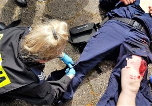 zdjęcie kolorowe: policjantka podczas ćwiczeń udziela pierwszej pomocy pozorantowi