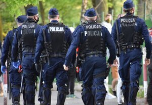 zdjęcie kolorowe: policjanci oddziału prewencji podczas zabezpieczenia meczu
