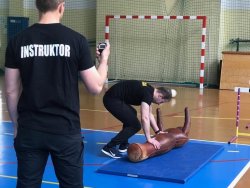 zdjęcie kolorowe: kandydat do Policji na policyjnym torze przeszkód