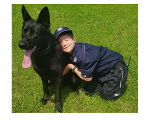 zdjęcie kolorowe: 8-letni Filip z policyjnym psem