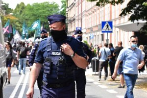 zdjęcie kolorowe: Zastępca komendanta miejskiego Policji w Katowicach podczas zabezpieczenia zgromadzenia