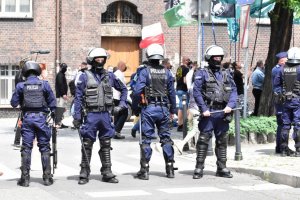 zdjęcie kolorowe: policjanci OPP Katowice podczas zabezpieczenia