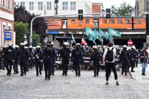 zdjęcie kolorowe: policjanci opp zabezpieczający przemarsz uczestników