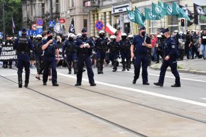 zdjęcie kolorowe: śląscy policjanci zabezpieczający przemarsz zgromadzenia ulicami Katowic
