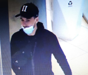 zdjęcie kolorowe: mężczyzna podejrzewany o włamanie i kradzież złotej bransoletki