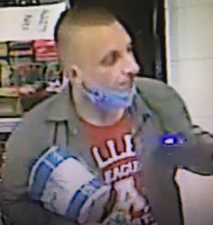 Zdjęcie kolorowe: mężczyzna podejrzewany o kradzież perfum w drogerii, zarejestrowany przez kamery monitoringu sklepowego