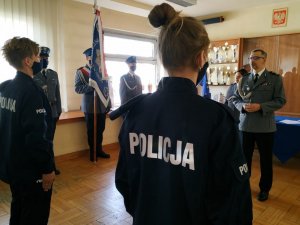 zdjęcie kolorowe: Komendant Miejski Policji w Katowicach insp. Paweł Barski z nowymi policjantami