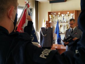 zdjęcie kolorowe:Komendant Miejski Policji w Katowicach insp. Paweł Barski z nowymi policjantami podczas uroczystego ślubowania