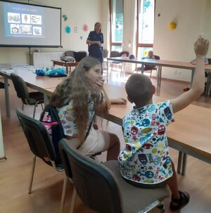 zdjęcie kolorowe: policjantka z katowickiej komendy podczas potkania z najmłodszymi mieszkańcami miasta