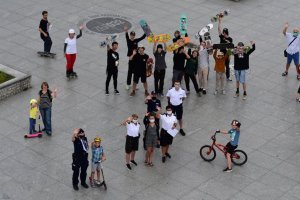 zdjęcie kolorowe: uczestnicy, policjanci i strażnicy miejscy podczas działań w skateparku w Katowicach