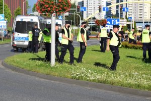 zdjęcie kolorowe: policjanci katowickiego oddziału prewencji podczas zabezpieczenia wyścigu kolarskiego