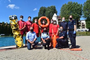kolorowe zdjęcie: widać pięciu ratowników, trzech policjantów, pracownika MOSiR oraz Strażnika Miejskiego stojących przy basenie