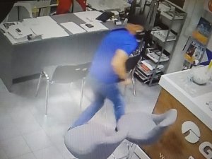 zdjęcie kolorowe: zdjęcie z monitoringu, które zarejestrowało mężczyznę w niebieskiej koszulce podejrzanego o włamanie do biur dwóch firm
