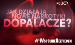 Zdjęcie kolorowe: na czerwonym tle napis koloru białego : Jak działają nowe narkotyki - dopalacze?