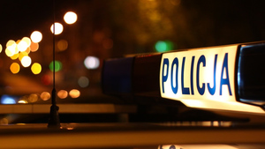 zdjęcie kolorowe: policyjne sygnały świetlenie z napisem Policja