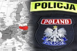 zdjęcie kolorowe: mapa konturowa Polski i naszywka z napisem Policja Poland