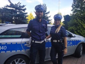 zdjęcie kolorowe: sierż. szt. Łukasz Moskwa i sierż. Julia Gradowska policjanci katowickiej drogówki