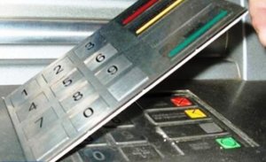 zdjęcie kolorowe: klawiatura bankomatu w raz z nakładką