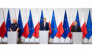 zdjęcie kolorowe: gen. insp. Jarosław Szymczyk – komendant główny Policji, premier Mateusz Morawiecki i minister spraw wewnętrznych i administracji Mariusz Kamiński podczas konferencji prasowej