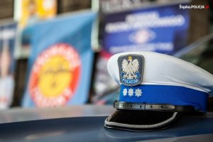 zdjęcie kolorowe: czapka służbowa policjanta ruchu drogowego z białym otokiem