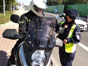 zdjęcie kolorowe: podkom. Adrianna Mazur podczas działań &amp;quot;Road Safety Days&amp;quot; rozmawiająca z motocyklistą