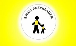 zdjęcie kolorowe: plakat na żółtym tle postać osoby trzymającej dziecko za rękę