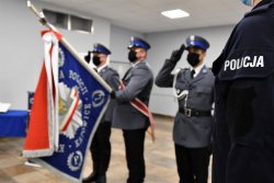 zdjęcie kolorowe: trzech policjantów pocztu sztandarowego komendy wojewódzkiej Policji w Katowicach podczas uroczystego ślubowania nowoprzyjętych policjantów