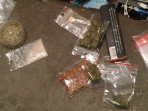 zdjęcie kolorowe: zabezpieczone przez policjantów narkotyki w postaci marihuany i amfetaminy spakowane w woreczki strunowe