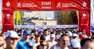 zdjęcie kolorowe: biegacze biorący udział w biegu maratońskim na stracie Silesia Marathon w roku 2019