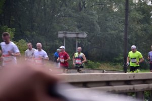 zdjęcie kolorowe: zawodnicy na trasie XII Silesia Marathon biorący udział w biegu maratońskim
