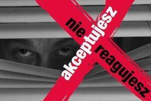 zdjęcie czarno-białe: twarz mężczyzny spoglądającego zza żaluzji i napis &amp;quot;nie reagujesz - akceptujesz&amp;quot;