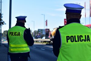 zdjęcie kolorowe: policjanci katowickiej drogówki podczas kontroli prędkości pojazdów