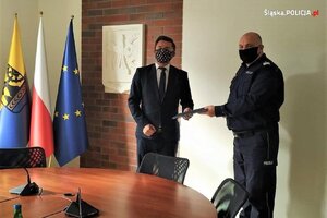 zdjęcie kolorowe: Prezydent Katowic Marcin Krupa i komendant wojewódzki Policji w Katowicach nadisp. dr. Krzysztof Justyński  podczas uroczystego podpisania aktu notarialnego