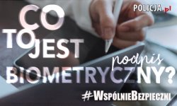 zdjęcie kolorowe: ręka trzymająca biały długopis i napis Co to jest podpis biometryczny