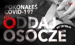 zdjęcie czarno białe: ręka policjanta z której pobierana jest krew i napis o treści Pokonałeś COVID-19?  Oddaj osocze