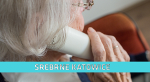 zdjęcie kolorowe: kobieta w starszym wieku trzymająca słuchawkę telefonu przy uchu